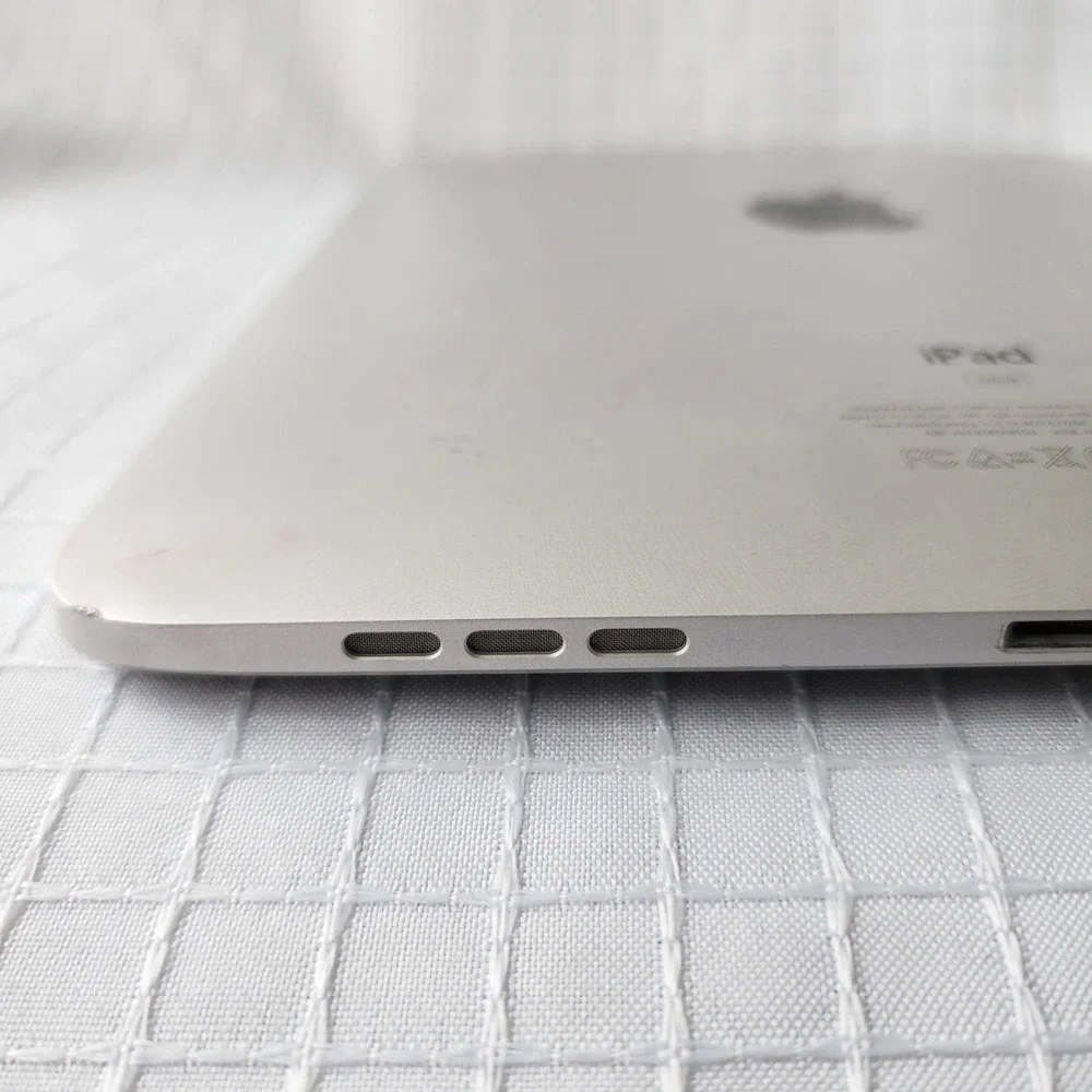 Apple iPad 1st Gen 32gb Silver A1337 WiFi 3g powers on Locked see Description‎